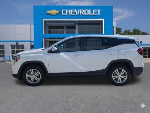 Used 2024 GMC Terrain SLE FWD image 2