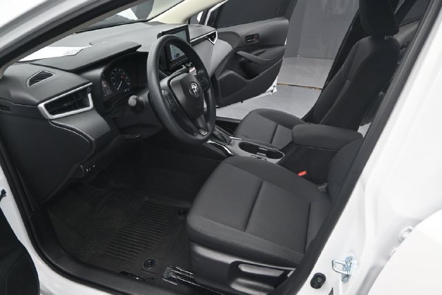 Used 2025 Toyota Corolla LE FWD image 4