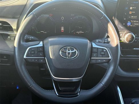 Used 2023 Toyota Highlander Limited image 11