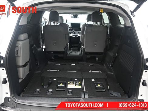 Used 2025 Toyota Sienna XLE FWD image 35