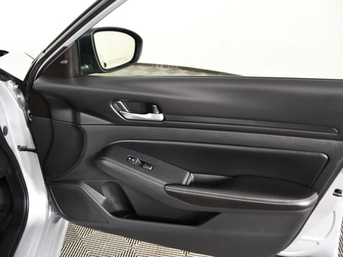 Used 2024 Nissan Altima 2.5 SV FWD image 39