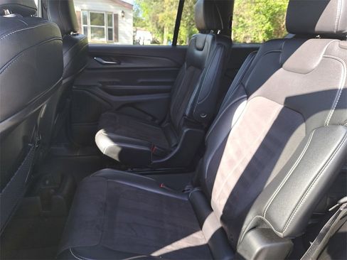 Used 2023 Jeep Grand Cherokee L Laredo image 15