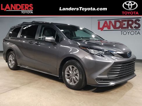 Used 2023 Toyota Sienna LE w/ LE Plus Package FWD image 1