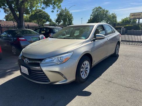 Used 2017 Toyota Camry LE image 1