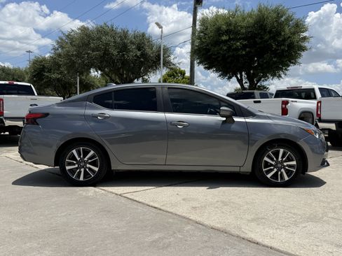 Used 2021 Nissan Versa SV FWD image 3