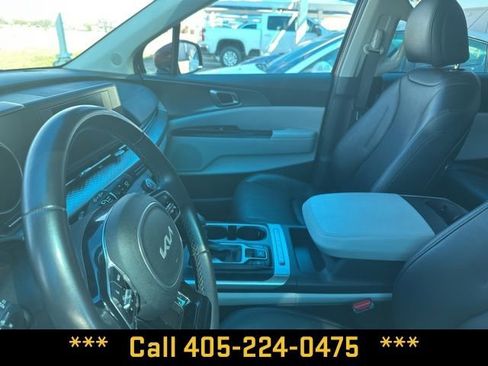 Used 2024 Kia Carnival LX image 3