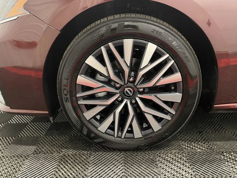 Used 2025 Nissan Altima 2.5 SV FWD image 10