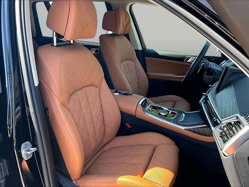 Certified 2025 BMW X7 xDrive40i AWD/4WD image 8