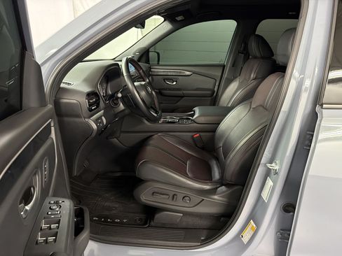 Certified 2025 Honda Pilot Black Edition image 5