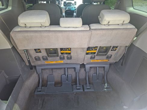 Used 2013 Toyota Sienna L FWD image 11