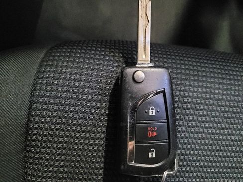 Used 2021 Toyota RAV4 LE FWD image 32