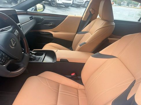 Used 2025 Lexus ES 350 w/ Luxury Package FWD image 2