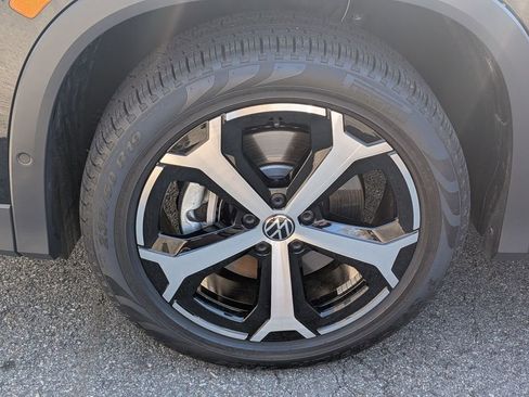 Used 2025 Volkswagen Tiguan SE w/ Panoramic Sunroof Package image 9