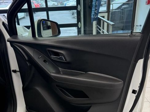 Used 2019 Chevrolet Trax LT w/ LT Convenience Package FWD image 16