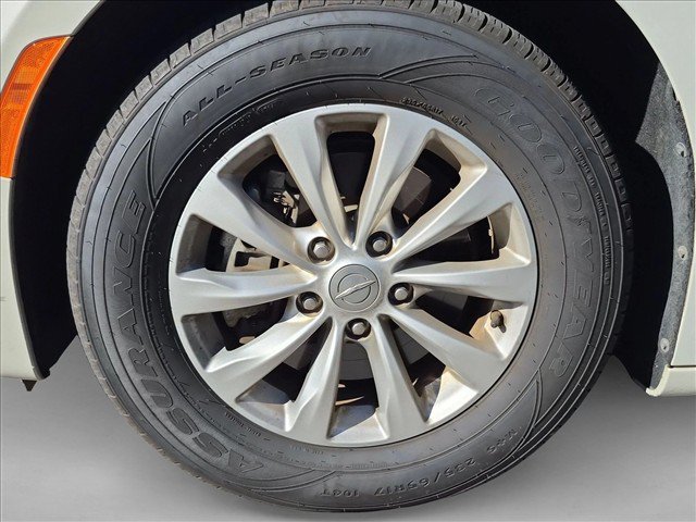 Used 2017 Chrysler Pacifica Touring-L FWD image 18