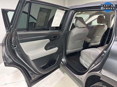 Used 2020 Toyota Highlander LE image 23