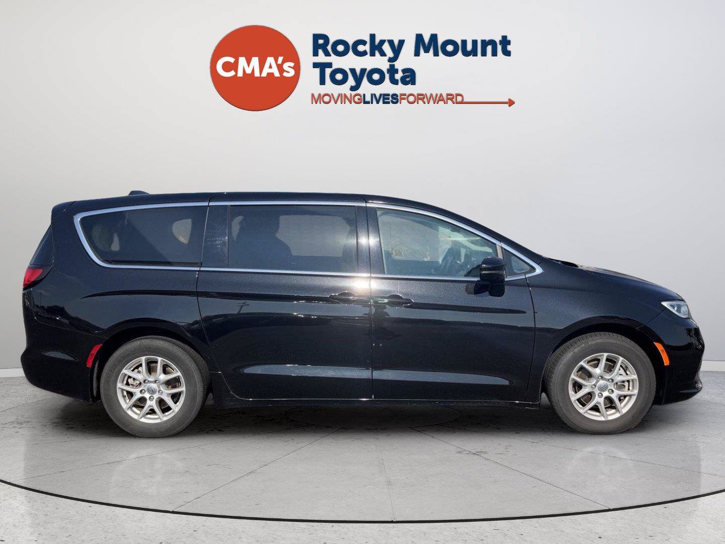 Used 2024 Chrysler Pacifica Touring-L FWD image 4