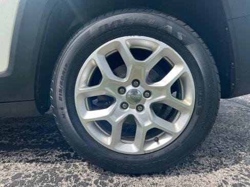 Used 2016 Jeep Renegade Latitude w/ Cold Weather Group FWD image 24