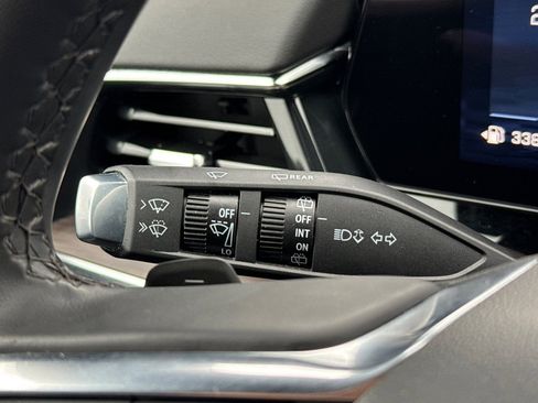 Used 2025 Chevrolet Suburban Z71 image 32