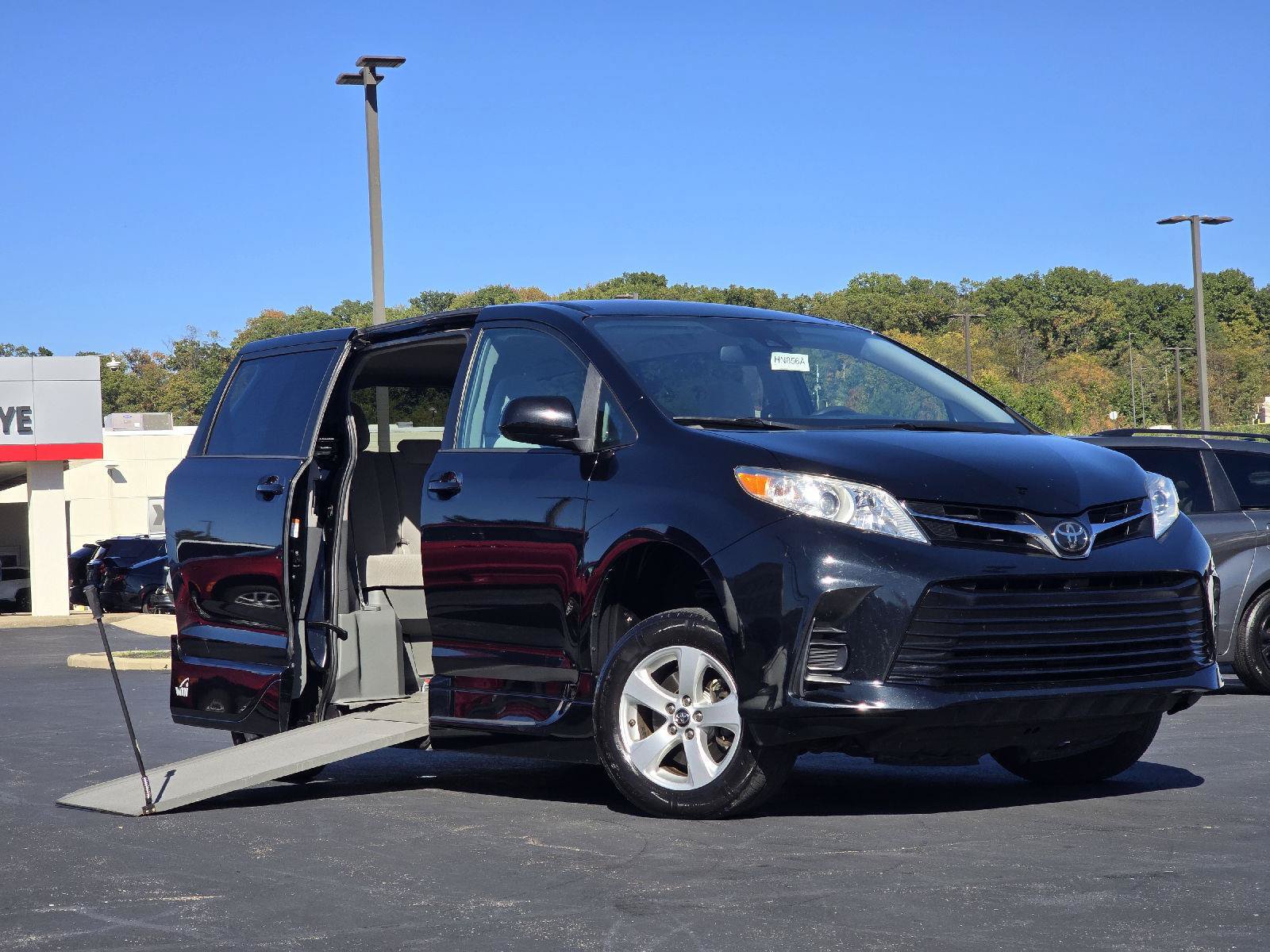 Used 2018 Toyota Sienna LE FWD image 1