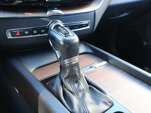 Used 2021 Volvo XC60 T5 Momentum w/ Protection Package Premier image 28