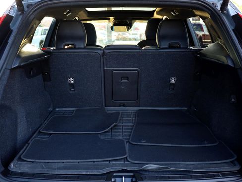 Used 2022 Volvo XC40 T4 R-Design w/ Advanced Package image 22