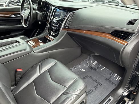 Used 2019 Cadillac Escalade Luxury AWD/4WD image 10