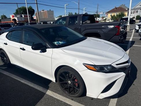 Used 2019 Toyota Camry SE FWD image 2