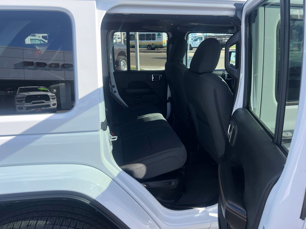 Used 2025 Jeep Wrangler Unlimited Sahara AWD/4WD image 30
