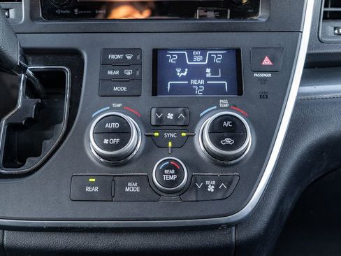 Used 2016 Toyota Sienna SE Premium image 29