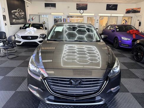 Used 2018 MAZDA MAZDA3 Touring FWD image 2