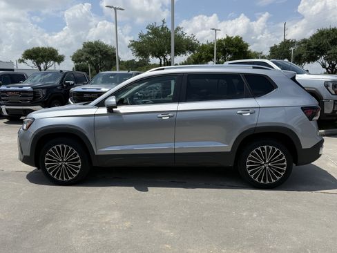 Used 2025 Volkswagen Taos SE FWD image 8