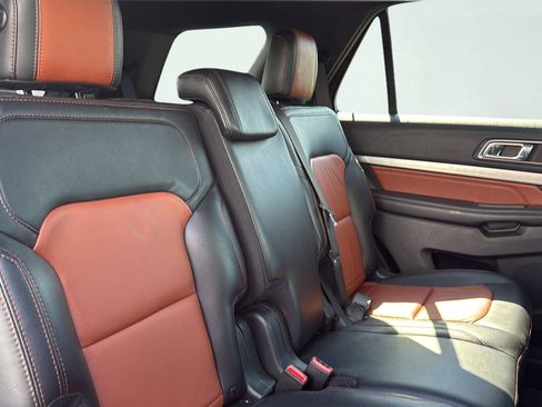 Used 2019 Ford Explorer XLT w/ Equipment Group 202A AWD/4WD image 28