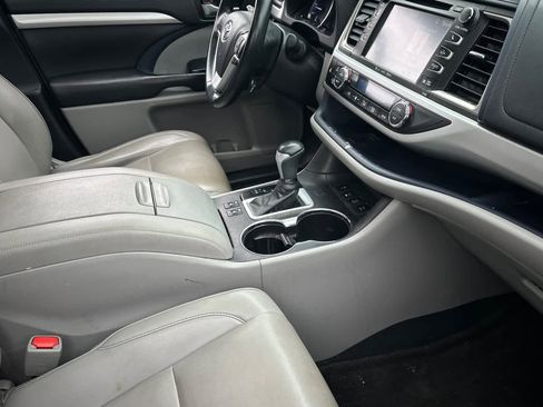 Used 2019 Toyota Highlander XLE image 18