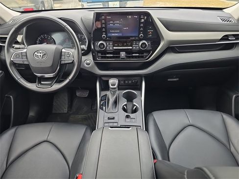 Used 2021 Toyota Highlander XLE image 9