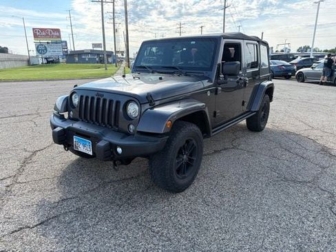 Used 2017 Jeep Wrangler Unlimited Sahara AWD/4WD image 3