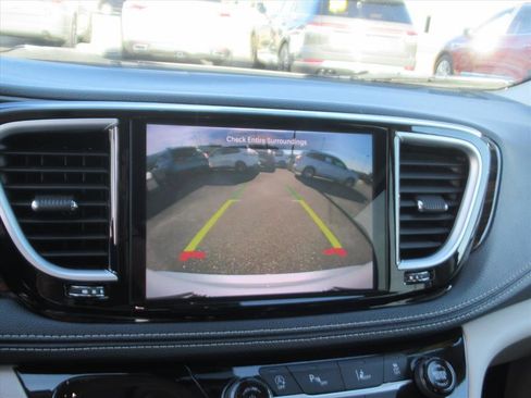 Used 2024 Chrysler Pacifica Limited image 23