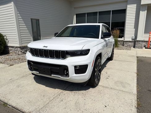 Used 2023 Jeep Grand Cherokee Overland AWD/4WD image 2