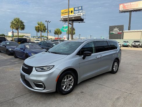 Used 2024 Chrysler Pacifica Touring-L FWD image 7