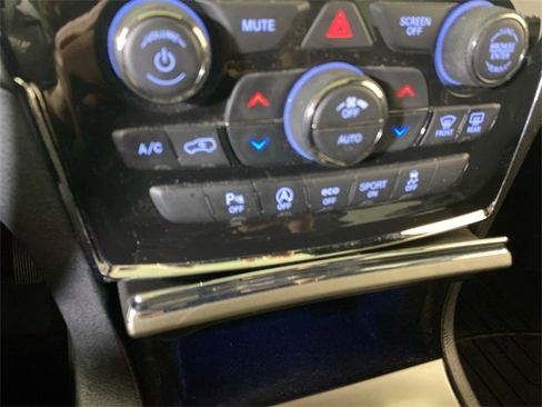 Used 2022 Jeep Grand Cherokee Laredo X image 40