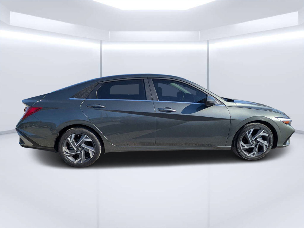 Certified 2025 Hyundai Elantra SEL FWD image 2