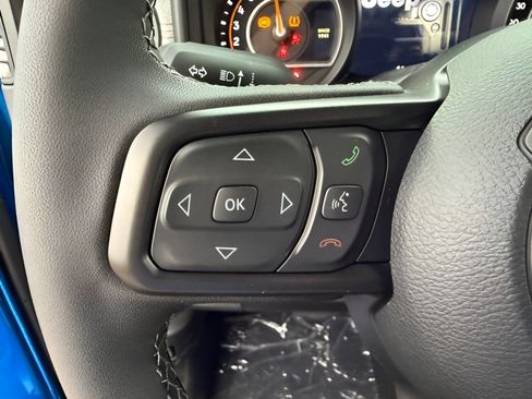 Used 2025 Jeep Gladiator Sport AWD/4WD image 18