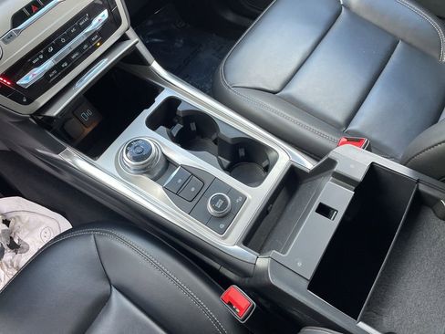 Used 2022 Ford Explorer XLT w/ Equipment Group 202A image 9