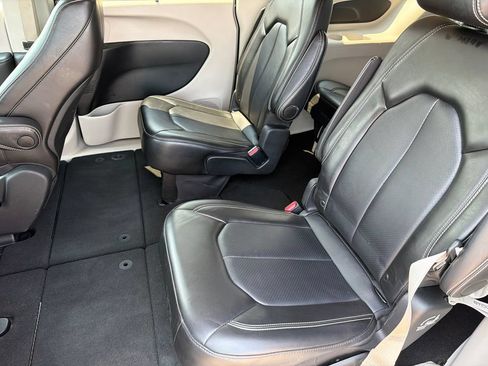 Used 2024 Chrysler Pacifica Touring-L FWD image 19
