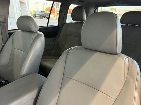 Used 2012 Toyota Highlander SE w/ Tow Pkg image 20