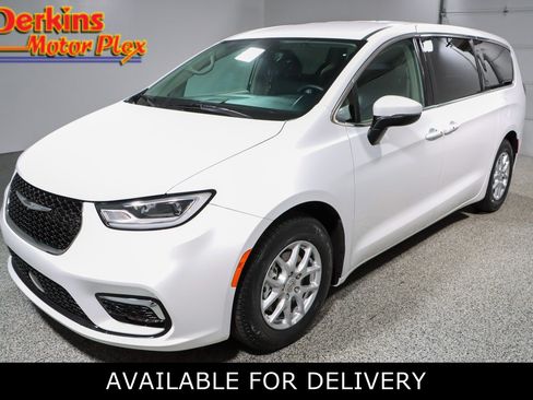 Used 2023 Chrysler Pacifica Touring-L FWD image 1
