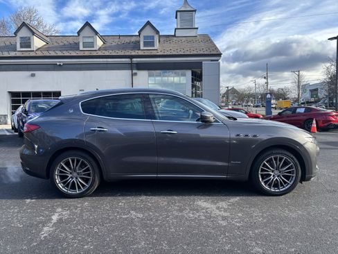 Used 2019 Maserati Levante GranLusso image 6