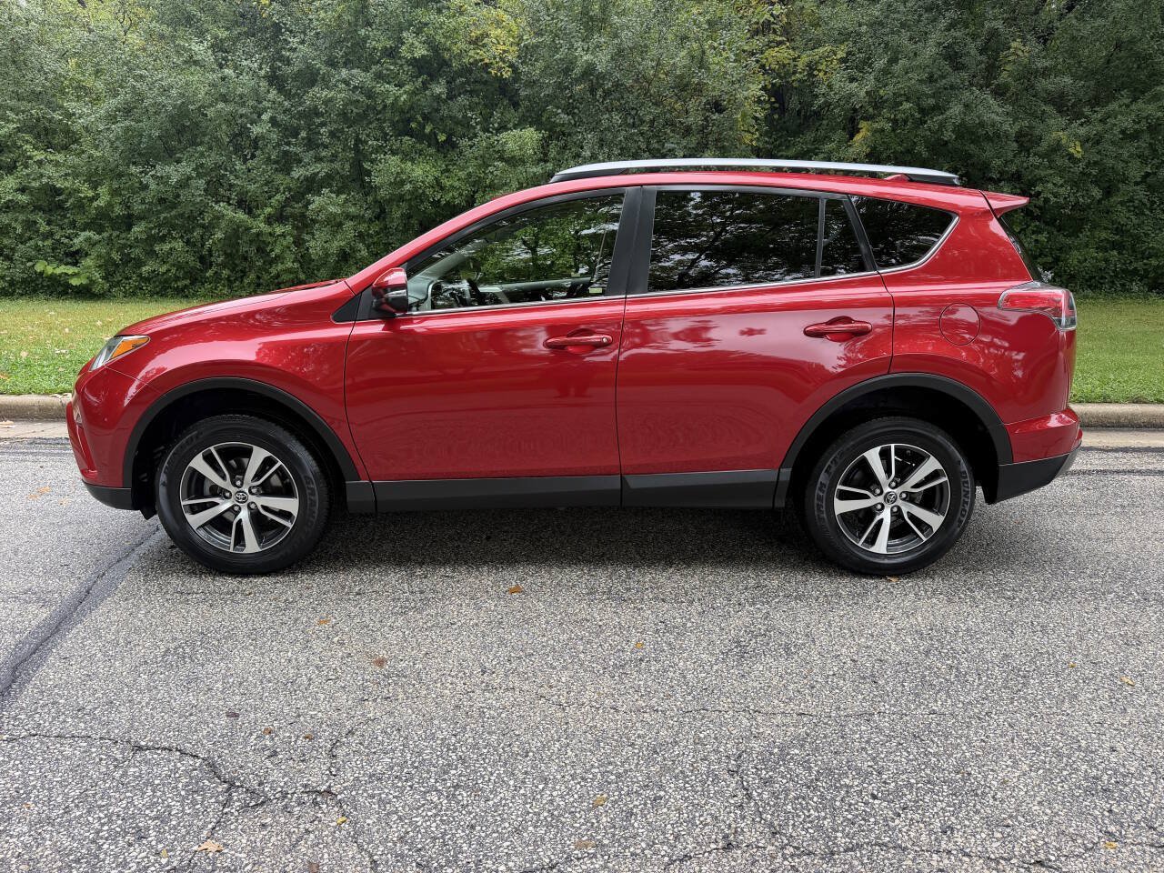 Used 2017 Toyota RAV4 XLE FWD image 2