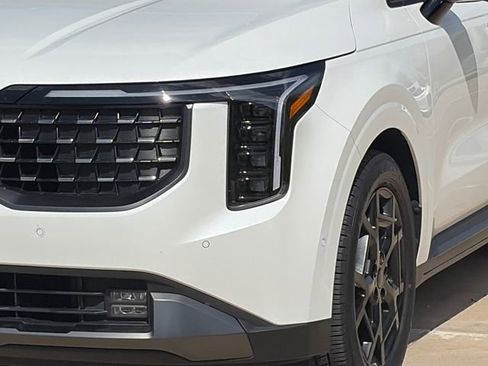 Used 2025 Kia Carnival SX Prestige image 4