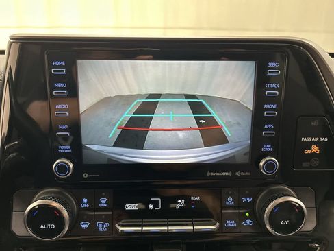 Used 2022 Toyota Highlander LE AWD/4WD image 15